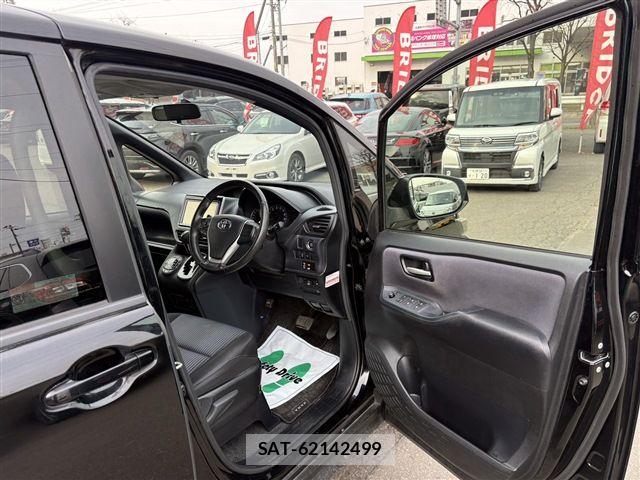 Toyota VOXY 2014-07 6277553-20