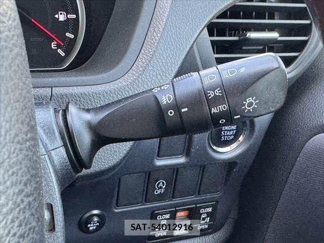 Toyota VOXY 2015-04 6504345-26