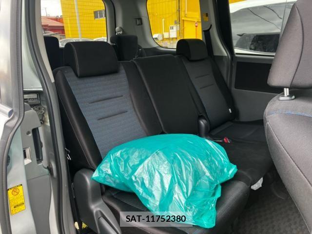 Toyota VOXY 2009-03 6615354-11