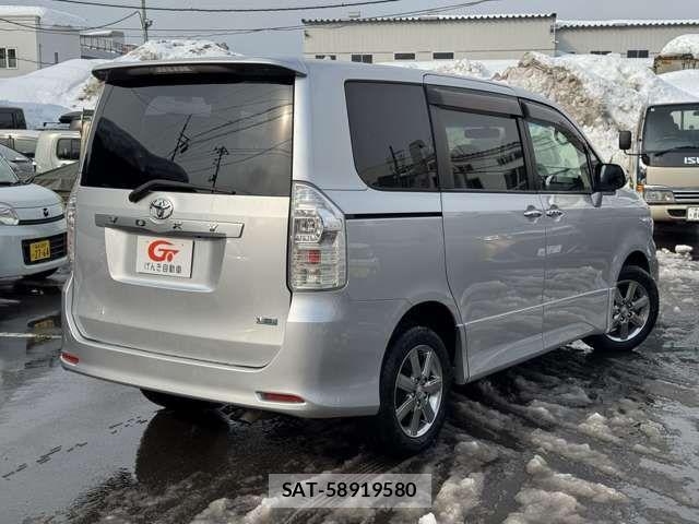 Toyota VOXY 2011-07 6615352-1