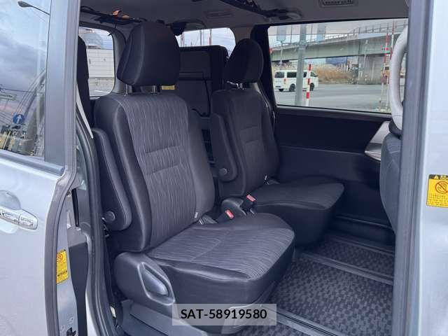 Toyota VOXY 2011-07 6615352-20