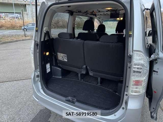 Toyota VOXY 2011-07 6615352-23