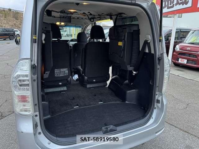Toyota VOXY 2011-07 6615352-24