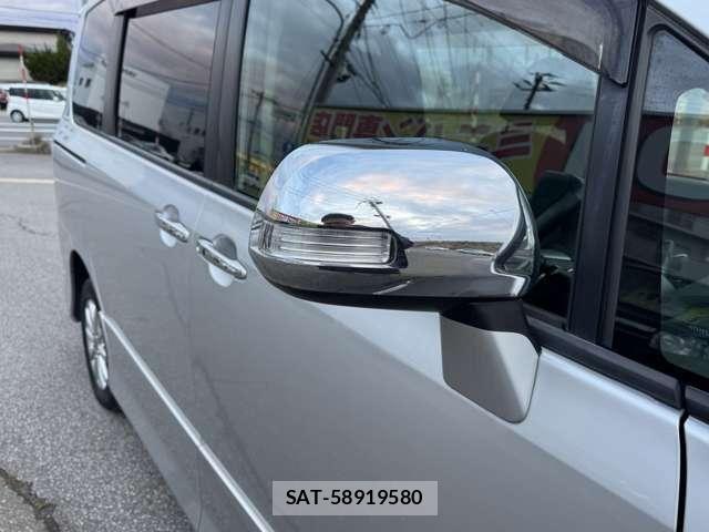 Toyota VOXY 2011-07 6615352-26