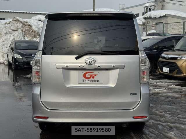 Toyota VOXY 2011-07 6615352-3
