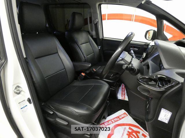 Toyota VOXY 2017-03 6678550-10