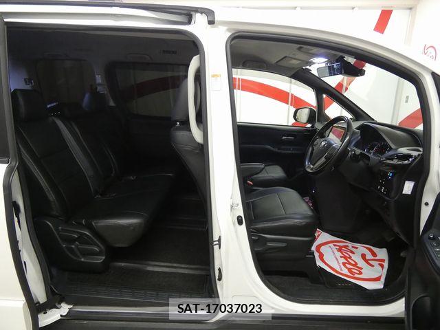 Toyota VOXY 2017-03 6678550-11