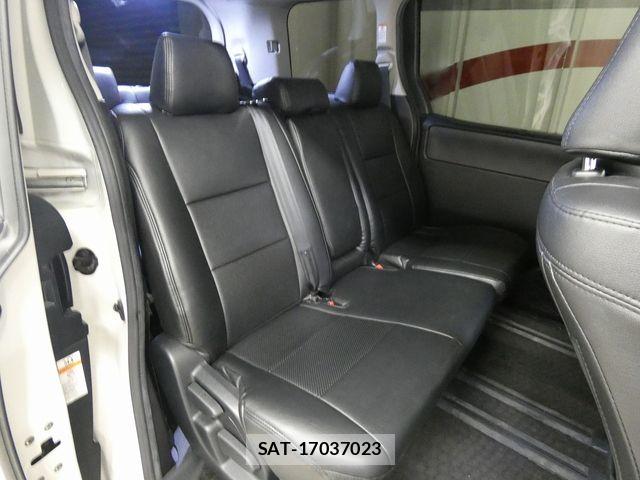 Toyota VOXY 2017-03 6678550-12