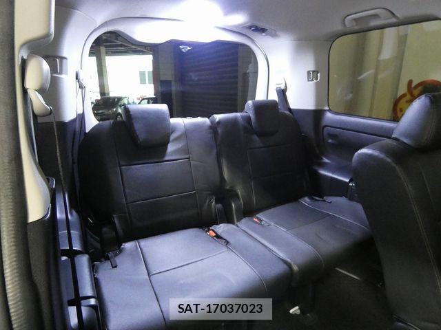 Toyota VOXY 2017-03 6678550-13