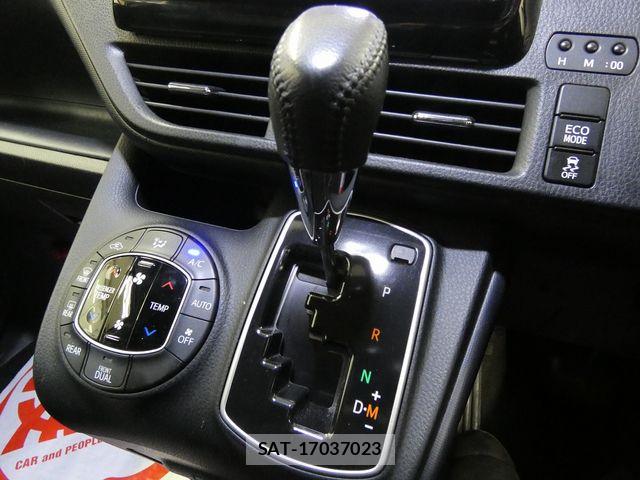 Toyota VOXY 2017-03 6678550-21
