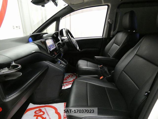 Toyota VOXY 2017-03 6678550-24