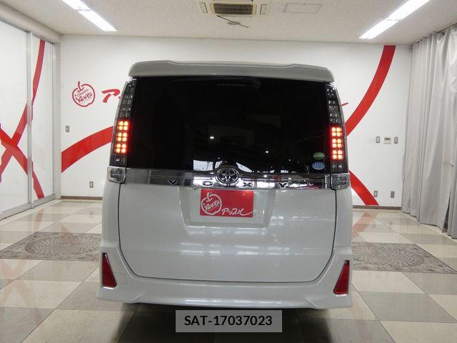Toyota VOXY 2017-03 6678550-27