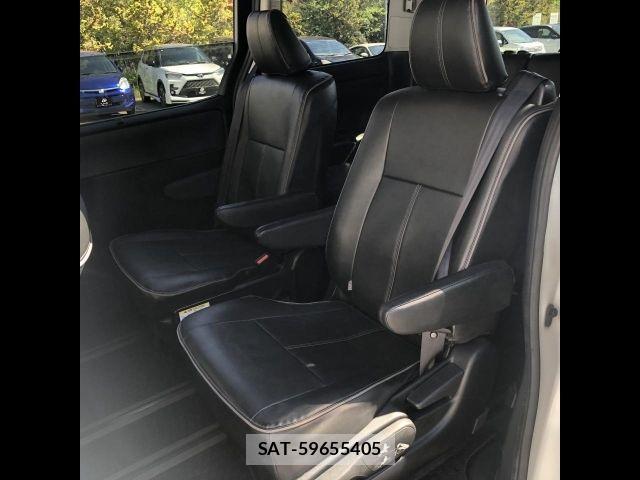 Toyota VOXY 2014-10 6717594-11