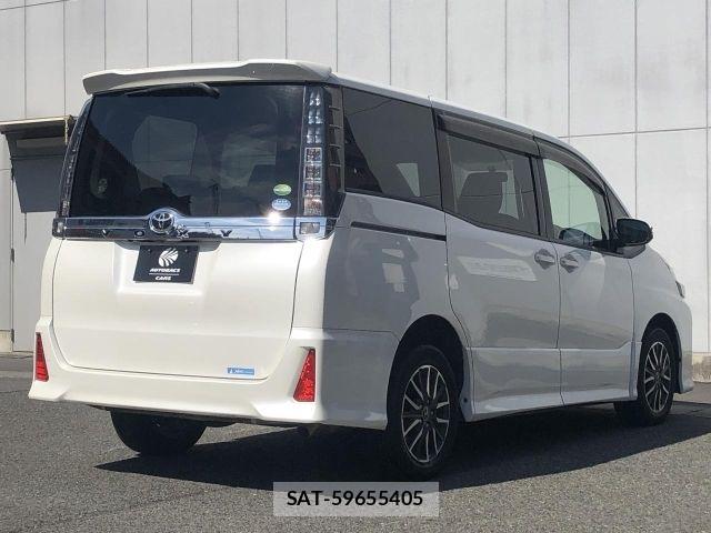 Toyota VOXY 2014-10 6717594-18
