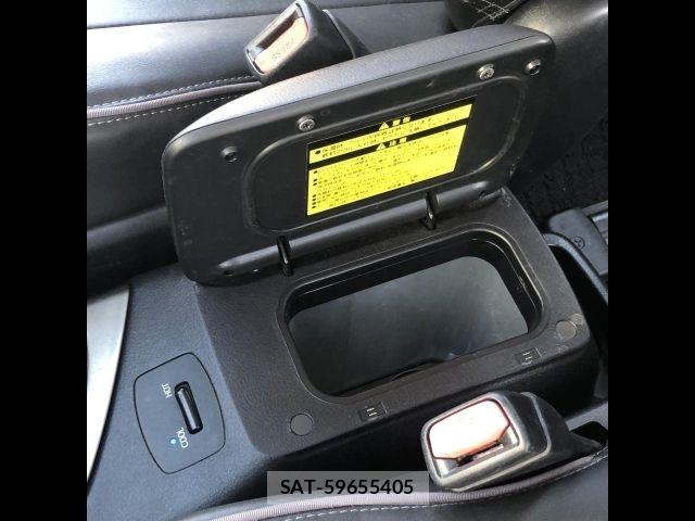 Toyota VOXY 2014-10 6717594-23