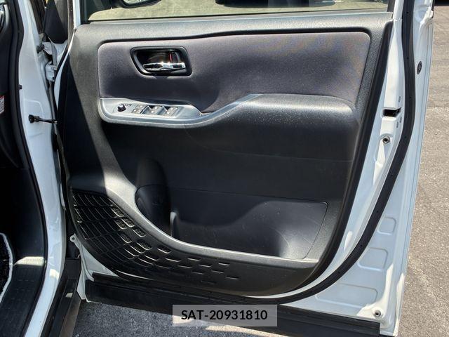 Toyota VOXY 2017-01 6998908-15