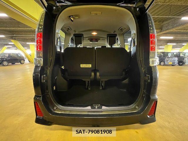 Toyota VOXY 2016-04 7021803-20