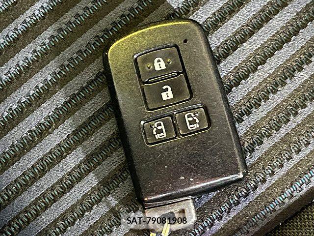 Toyota VOXY 2016-04 7021803-25