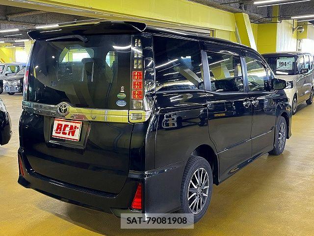 Toyota VOXY 2016-04 7021803-2