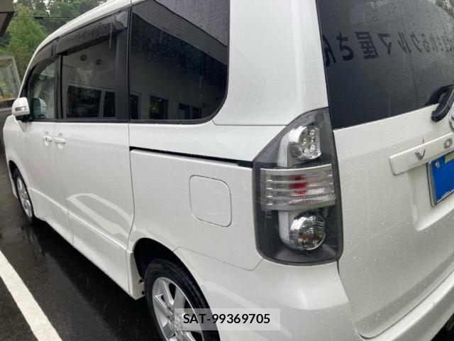 Toyota VOXY 2007-07 7061133-6