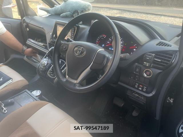 Toyota VOXY 2021-10 7061130-14