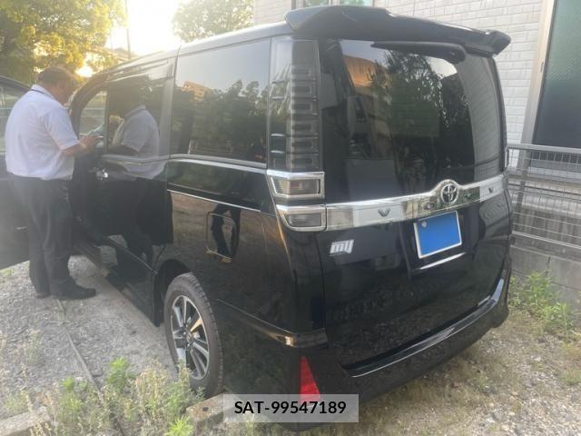 Toyota VOXY 2021-10 7061130-3