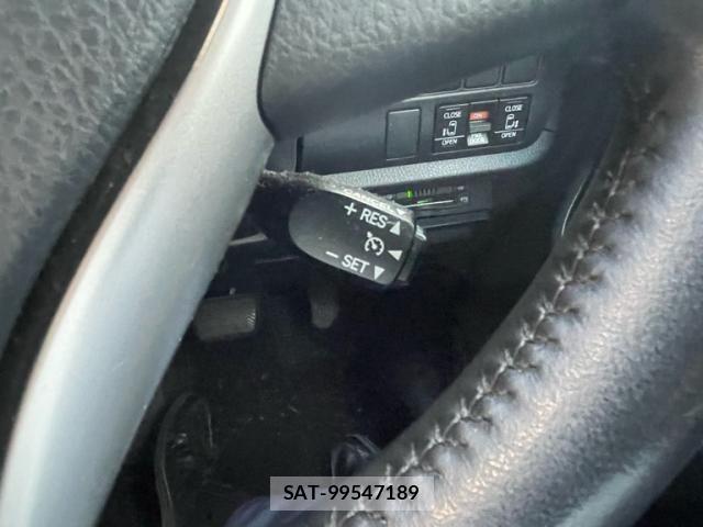 Toyota VOXY 2021-10 7061130-8