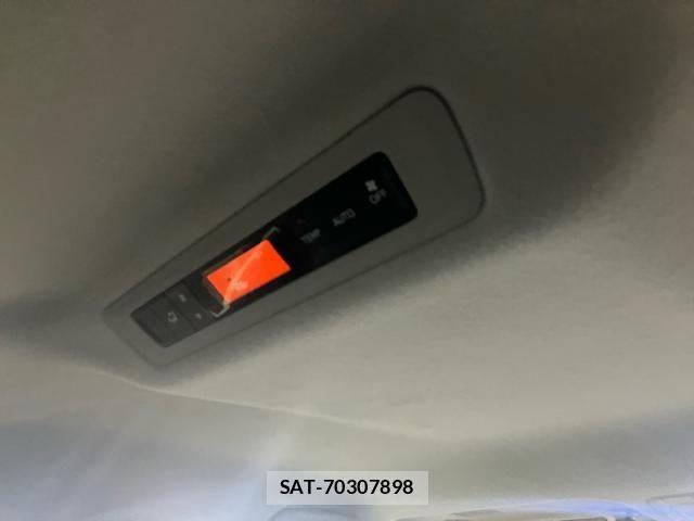 Toyota VOXY 2015-10 7198724-10