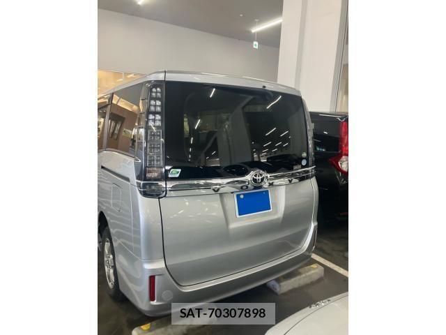 Toyota VOXY 2015-10 7198724-11