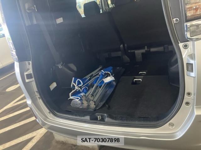 Toyota VOXY 2015-10 7198724-13