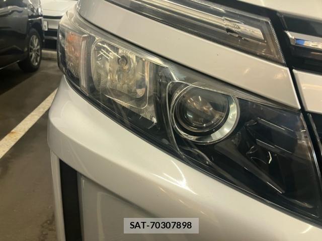 Toyota VOXY 2015-10 7198724-1