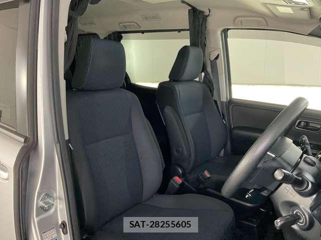 Toyota VOXY 2019-05 7226371-15