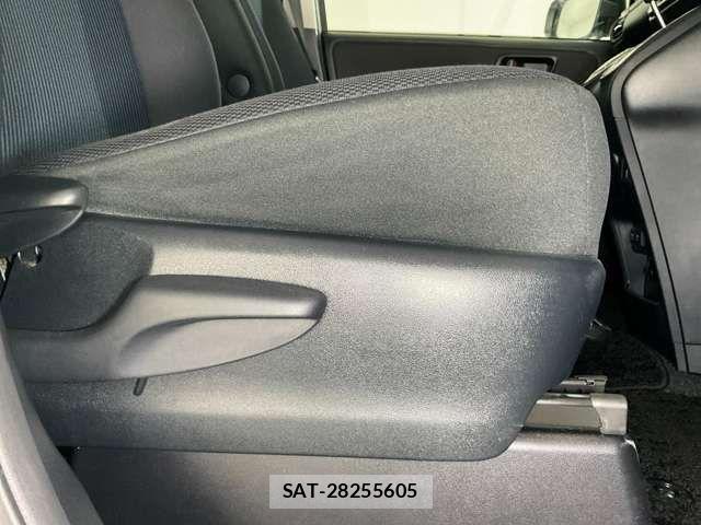 Toyota VOXY 2019-05 7226371-16