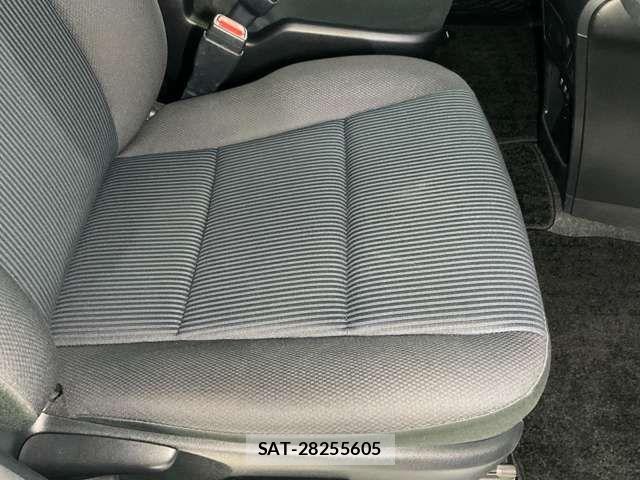 Toyota VOXY 2019-05 7226371-17