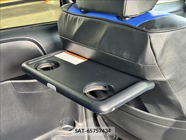 Toyota VOXY 2019-09 7226375-27