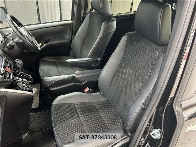 Toyota VOXY 2021-12 7226372-25