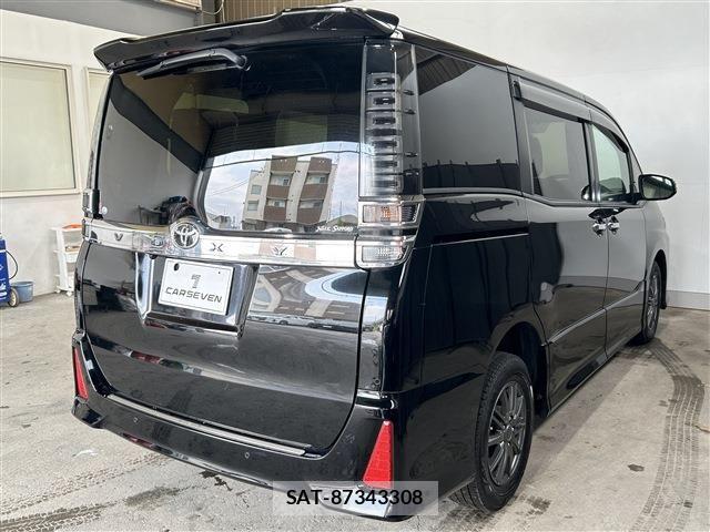 Toyota VOXY 2021-12 7226372-4