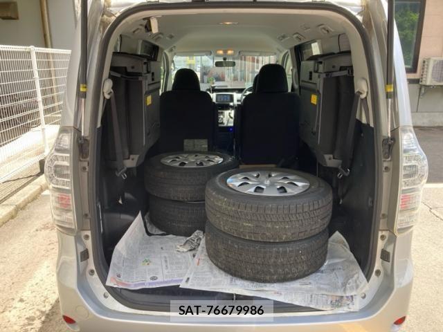 Toyota VOXY 2013-06 7226360-10