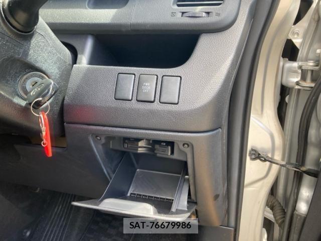 Toyota VOXY 2013-06 7226360-16