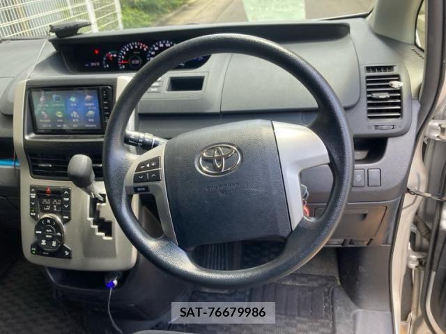 Toyota VOXY 2013-06 7226360-17