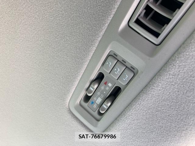 Toyota VOXY 2013-06 7226360-23
