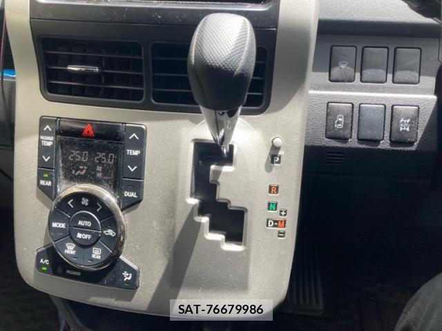 Toyota VOXY 2013-06 7226360-28