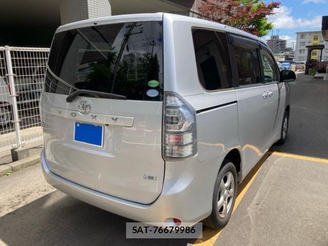 Toyota VOXY 2013-06 7226360-7