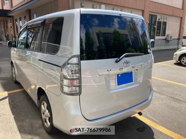 Toyota VOXY 2013-06 7226360-8