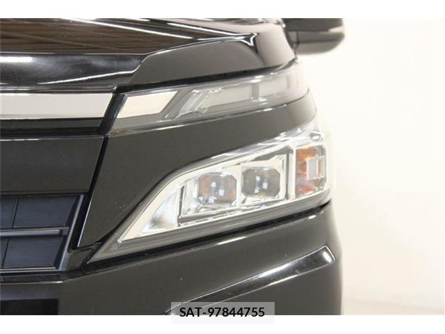 Toyota VOXY 2017-09 7226368-14