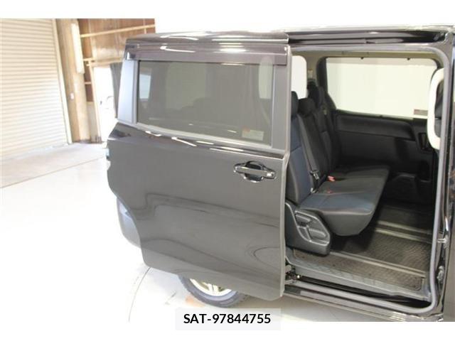 Toyota VOXY 2017-09 7226368-29