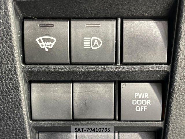 Toyota VOXY 2024-04 7226379-5