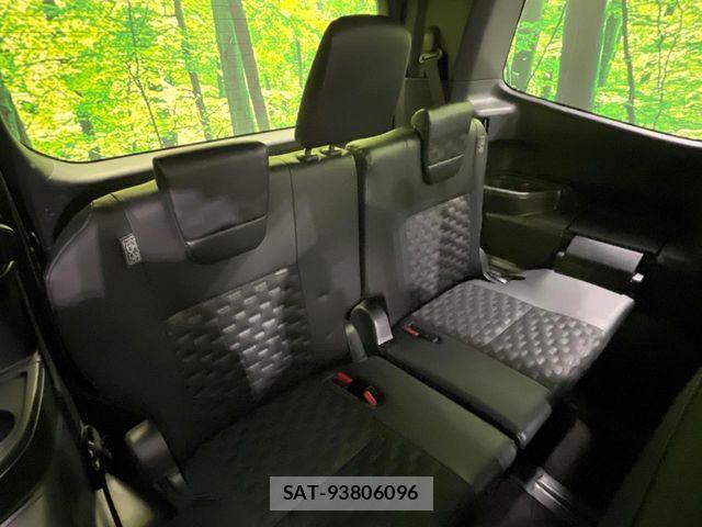 Toyota VOXY 2024-04 7215917-9