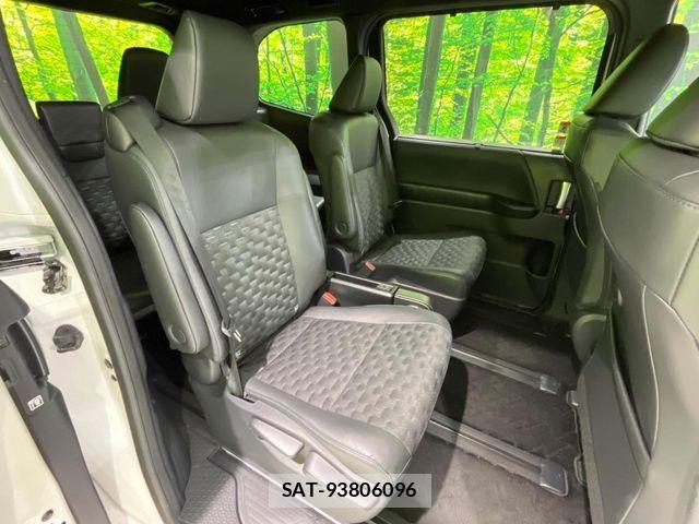 Toyota VOXY 2024-04 7215917-8