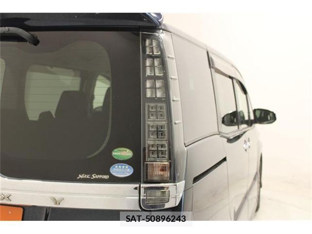 Toyota VOXY 2015-09 7226364-17